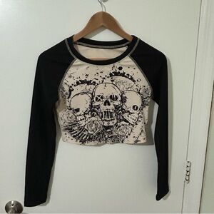 ROMWE Black and Cream Skull Graphic Long Sleeve Crop Top